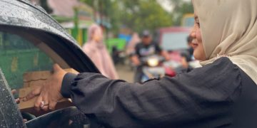 Ibu Bupati dan Ibu Wakil Bupati Takalar Berbagi Takjil Gratis kepada Masyarakat
