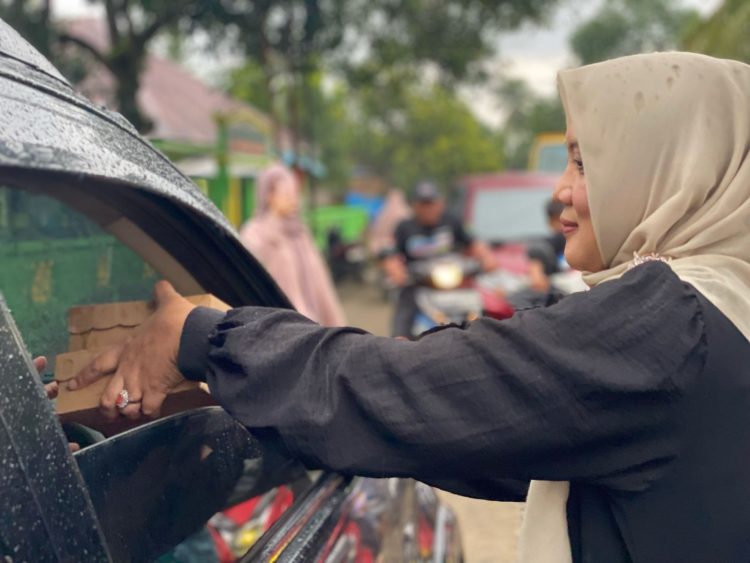 Ibu Bupati dan Ibu Wakil Bupati Takalar Berbagi Takjil Gratis kepada Masyarakat