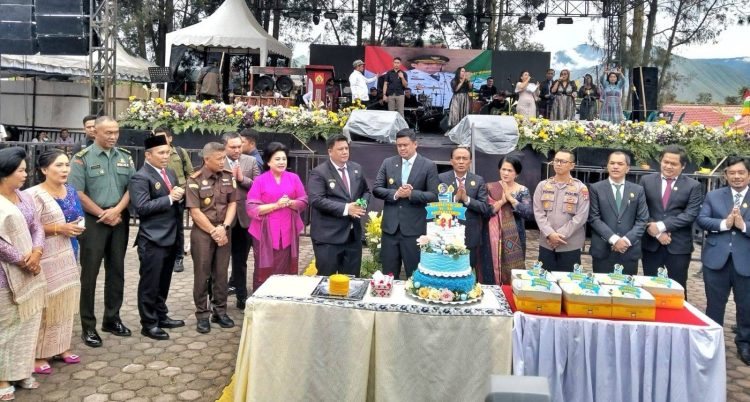 Wakil Bupati Simalungun Hadiri Perayaan Hari Jadi ke-21 Kabupaten Samosir