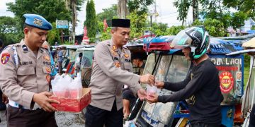Kapolres Takalar Pimpin Langsung Pembagian Takjil, Wujud Kepedulian di Bulan Ramadan