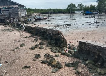 Batu Miring Rusak, Air Pasang Laut Masuk Rumah Warga di Dusun Satu Desa Sanglar