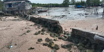 Batu Miring Rusak, Air Pasang Laut Masuk Rumah Warga di Dusun Satu Desa Sanglar