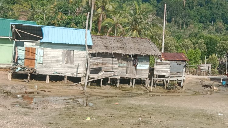 Pemberian Bantuan Bencana untuk Warga di Desa Sanglar Pilih Kasih