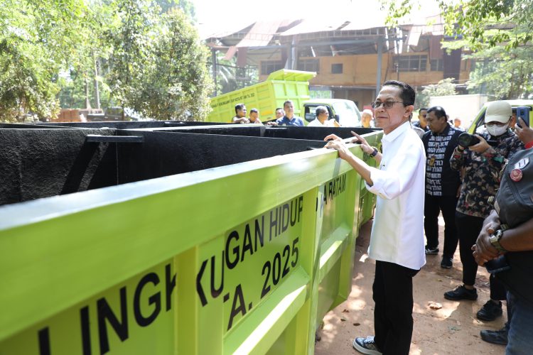 Serius Tangani Persoalan Sampah, Amsakar Serahkan Bin Kontainer Baru ke TPA Punggur