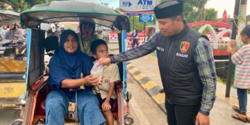 Kasat Reskrim Polres Takalar Berbagi Takjil, Wujud Kepedulian Polri di Bulan Ramadhan