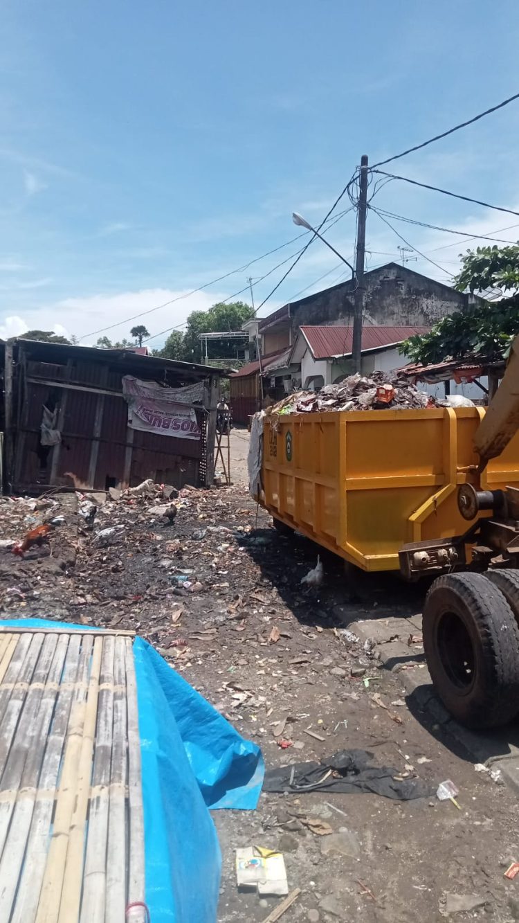 Petugas Kebersihan DLHP Takalar Tetap Bertugas di Hari Libur