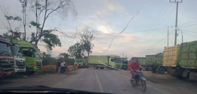 Antrian Truk Hauling PT Hutamas Koado Mengular ke Jalan Lintas Sebabkan Macet, Pengendara Diresahkan