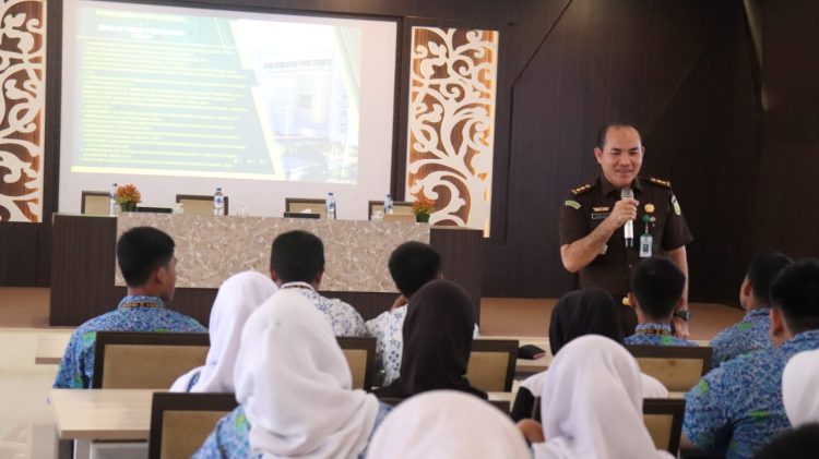 Sambangi SMAN 3 dan SMAN 4 Batam, Tim Jaksa Masuk Sekolah Kejati Kepri Ajak Siswa Jauhi Napza dan Bullying