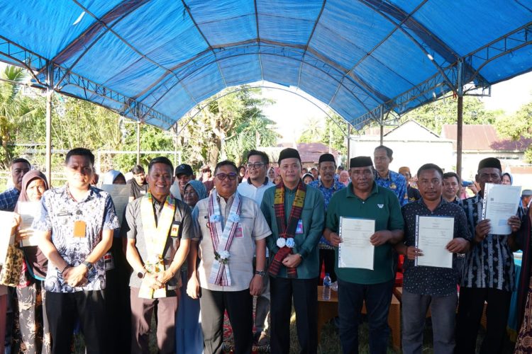 Serahkan Sertifikat Tanah Redistribusi, Bupati Takalar Berharap dapat Memberikan Kesejahteraan untuk Masyarakat.