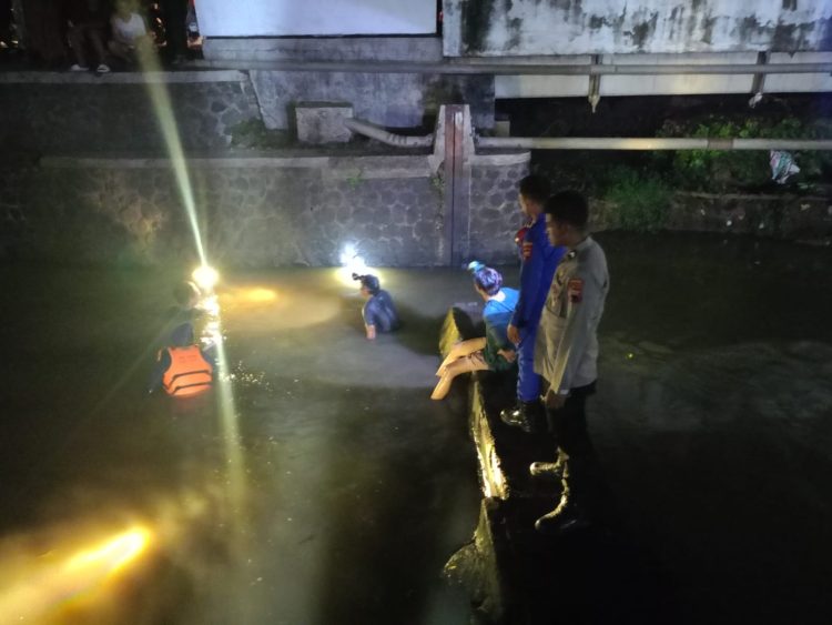 Polresta Pati dan Tim SAR Berhasil Evakuasi Korban Kecelakaan yang Terjun ke Sungai Desa Cangkring