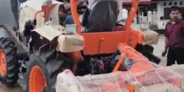 Wujudkan Swasembada Pangan, Bupati Takalar Daeng Manye Serahkan Bantuan Traktor Roda Empat
