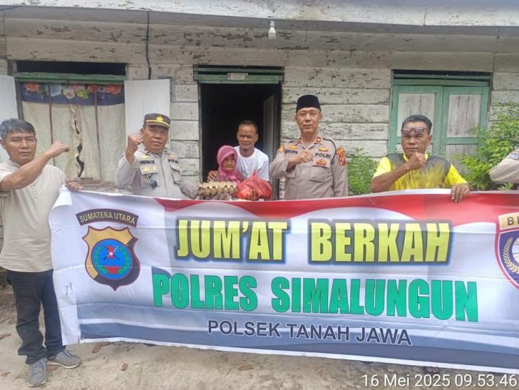Kapolsek Tanah Jawa Gelar Jumat Berkah, Bagikan Sembako dan Perkuat Kedekatan dengan Masyarakat