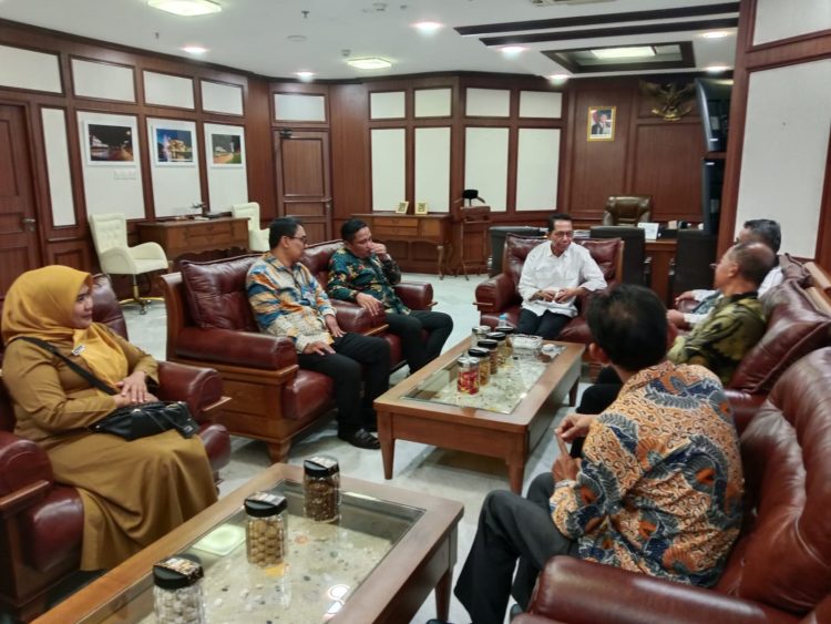 Bahas Penguatan PPID di Batam, Komisi Informasi Kepri Silaturahmi dengan Amsakar Achmad