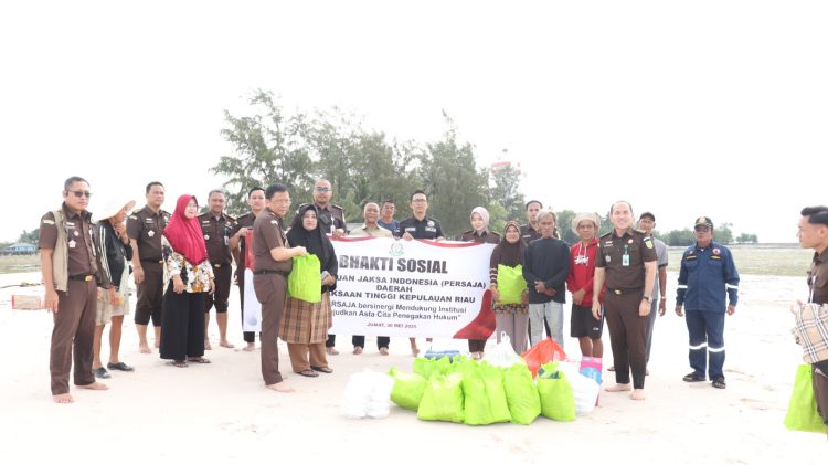Kajati Kepri dan PERSAJA Daerah Kepri Bakti Sosial dan Berkunjung ke 2 Mercusuar di Pulau Terkulai dan Pulau Tunjuk
