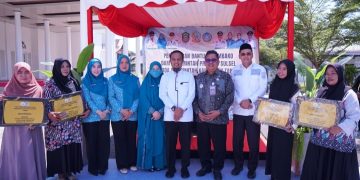 Peduli Masyarakat dan Pelaku UMKM Takalar, Gubernur Sulsel Didampingi Bupati Takalar Serahkan Bantuan