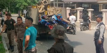 Pol PP Sarolangun Tertibkan Tenda dan Kontainer PKL di Ancol dan Halaman Basamo