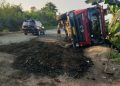 Hindari Lubang, Truk Hauling Batu Bara Terguling di Jalan Lintas Sarolangun–Tembesi
