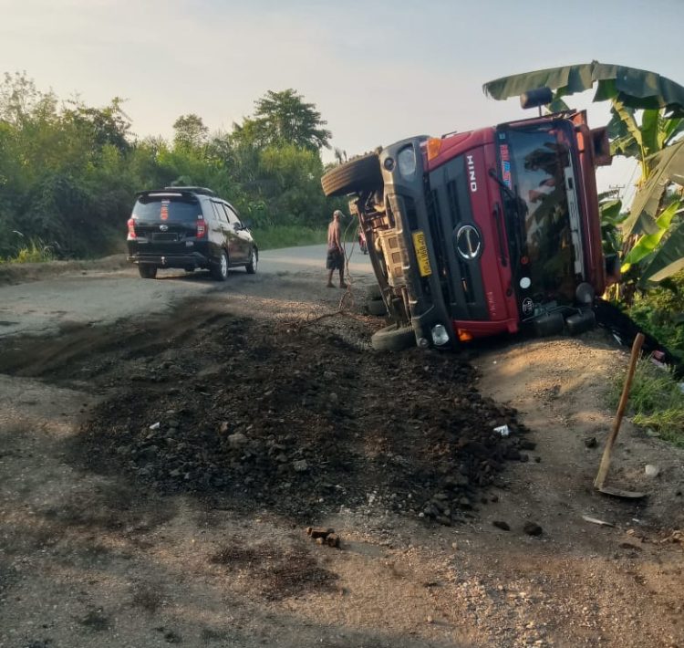 Hindari Lubang, Truk Hauling Batu Bara Terguling di Jalan Lintas Sarolangun–Tembesi