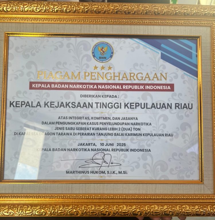 Kejati Kepri Terima Penghargaan dari BNN RI atas Kontribusi dalam Pemberantasan Narkoba