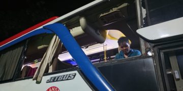 Bus Transport Express Dilempar Batu oleh OTK di Simpang Bukit Sarolangun