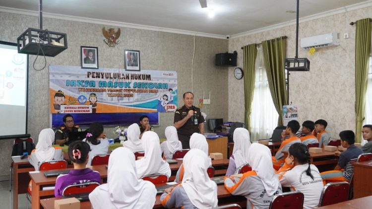 Kejati Kepri Edukasi Siswa SMPN 16 Tanjungpinang Lewat Program JMS, Cegah Hoaks dan Cyberbullying