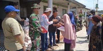 Usai Resmikan Air Bersih, Keluarga Besar Asai Salurkan Bantuan Sembako untuk Janda dan Duda di Desa Sugi