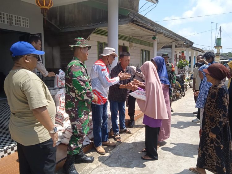 Usai Resmikan Air Bersih, Keluarga Besar Asai Salurkan Bantuan Sembako untuk Janda dan Duda di Desa Sugi