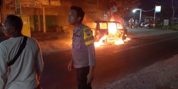 Polsek Pucakwangi Gerak Cepat Atasi Kebakaran Mobil Suzuki APV, Dua Penumpang Berhasil Diselamatkan