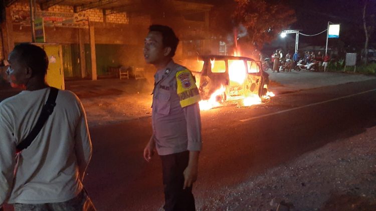 Polsek Pucakwangi Gerak Cepat Atasi Kebakaran Mobil Suzuki APV, Dua Penumpang Berhasil Diselamatkan
