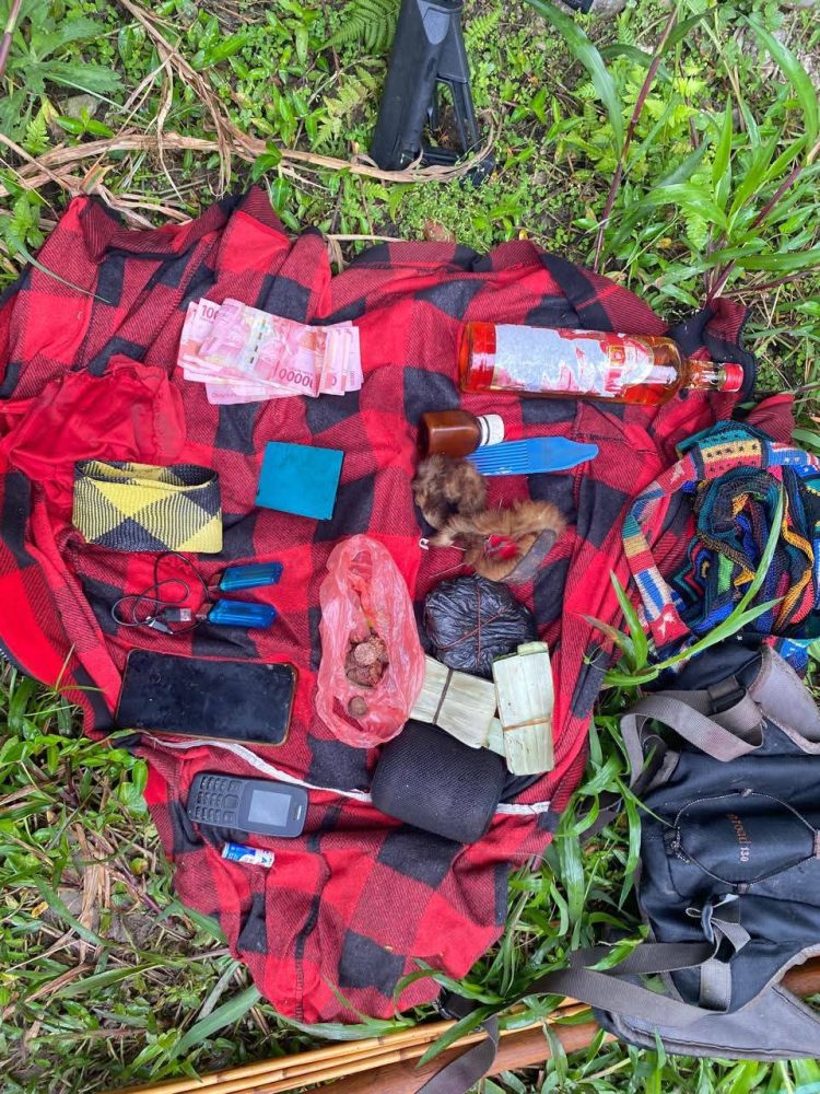 Prajurit TNI Lumpuhkan Tokoh OPM Enos Tipagau di Intan Jaya