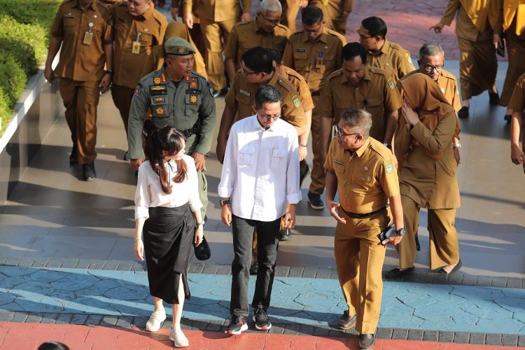 Amsakar – Li Claudia Dorong Pegawai Tingkatkan Kinerja dan Layanan ke Masyarakat