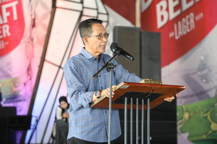 Dalam Sehari, Amsakar Serahkan Intensif RT RW di Sembilan Kecamatan