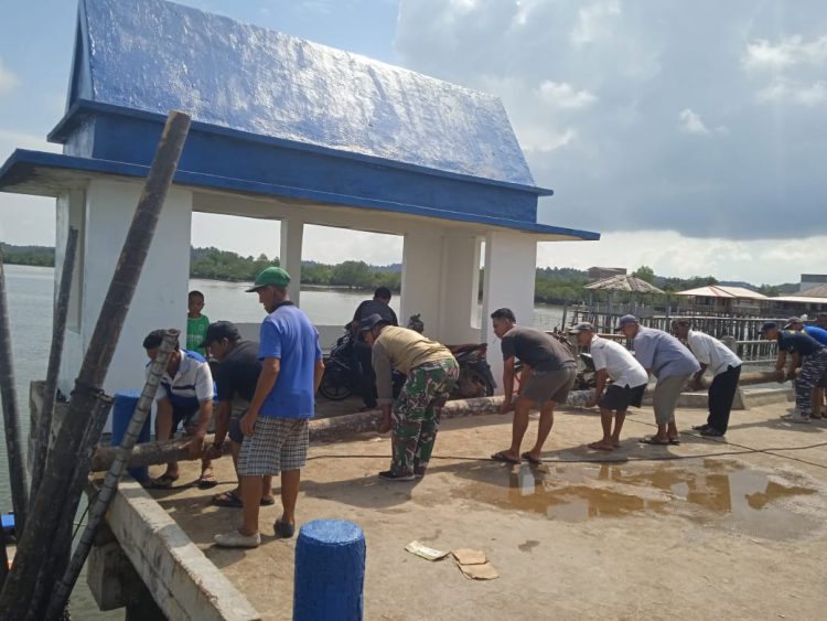 Pos TNI AL Desa Sugi Gelar Bakti Sosial, Perbaiki Fasilitas Pelabuhan Umum
