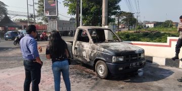 Mobil Terbakar di SPBU Bumirejo, Diamankan Cepat oleh Petugas Damkar dan Polisi