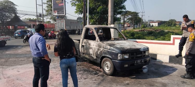 Mobil Terbakar di SPBU Bumirejo, Diamankan Cepat oleh Petugas Damkar dan Polisi