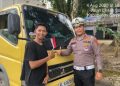 Bangkitkan Semangat Nasionalisme Jelang HUT RI ke-80, Polres Sarolangun Bagikan Bendera Merah Putih ke Warga