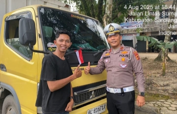 Bangkitkan Semangat Nasionalisme Jelang HUT RI ke-80, Polres Sarolangun Bagikan Bendera Merah Putih ke Warga