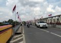 Meriahkan HUT RI ke-80, Bakesbangpol Sarolangun Pasang 60 Bendera Merah Putih di Jembatan Kembar
