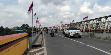 Meriahkan HUT RI ke-80, Bakesbangpol Sarolangun Pasang 60 Bendera Merah Putih di Jembatan Kembar