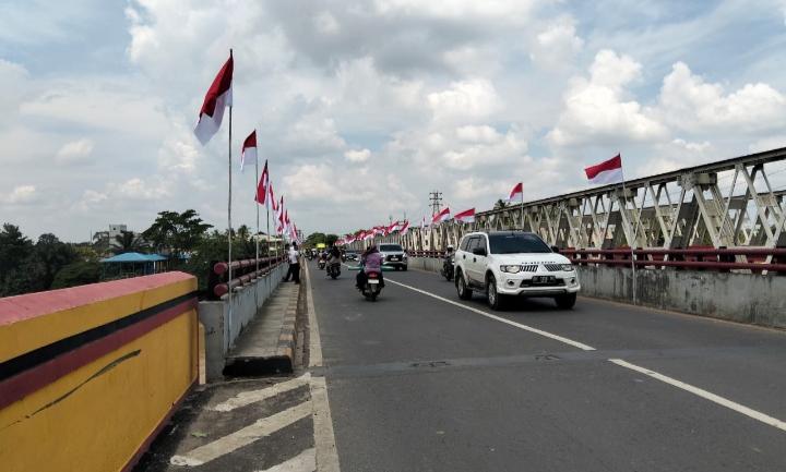 Meriahkan HUT RI ke-80, Bakesbangpol Sarolangun Pasang 60 Bendera Merah Putih di Jembatan Kembar