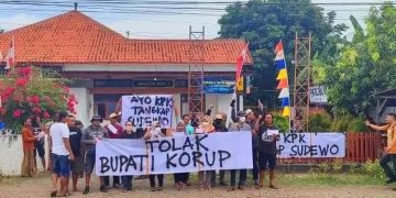 Puluhan Warga Tayu Surati KPK, Desak Penetapan Tersangka Bupati Pati