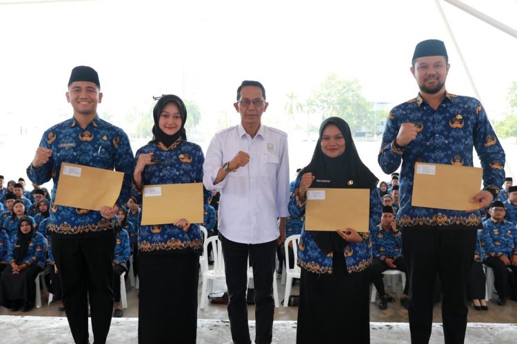 Serahkan SK Pengangkatan 369 PPK Baru, Amsakar Minta Jaga Integritas dan Kedisiplinan