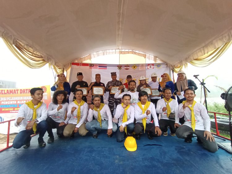 Tiba di Batam Setelah Berlayar 39 Hari, Tim Ekspedisi Pelayaran Unhas Disambut KKSS Kepri