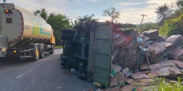 Truk Dutro Bermuatan Kardus Bekas Terguling di Jalan Lintas Sarolangun–Tembesi