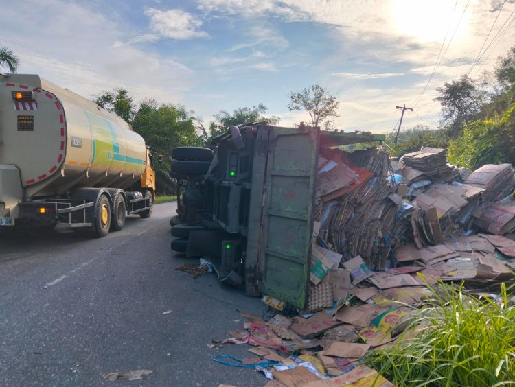 Truk Dutro Bermuatan Kardus Bekas Terguling di Jalan Lintas Sarolangun–Tembesi
