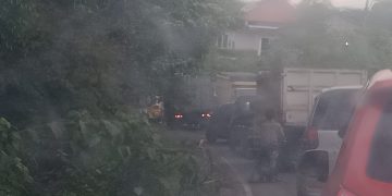 Aspal Rusak di Lintas Sarolangun – Tembesi Membuat Mobil Rawan Terperosok dan Picu Kemacetan