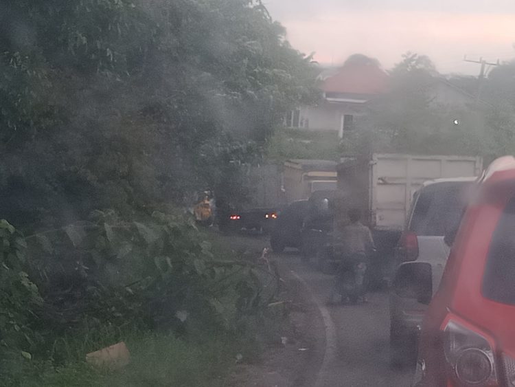 Aspal Rusak di Lintas Sarolangun – Tembesi Membuat Mobil Rawan Terperosok dan Picu Kemacetan