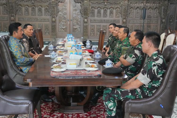 Pangkopassus Anjangsana ke Mantan Panglima TNI Marsekal TNI (Purn) Hadi Tjahjanto