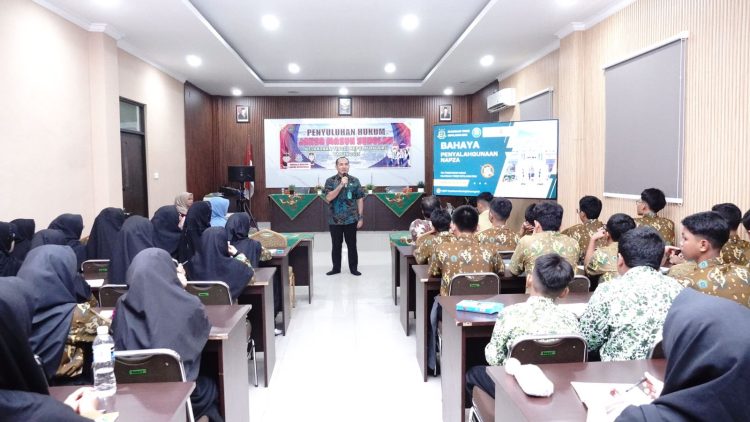 Kejati Kepri Hadir di MTsN 1 Batam, Ajak Pelajar Hindari Narkoba, Lawan Bullying, dan Cerdas Bermedsos.
