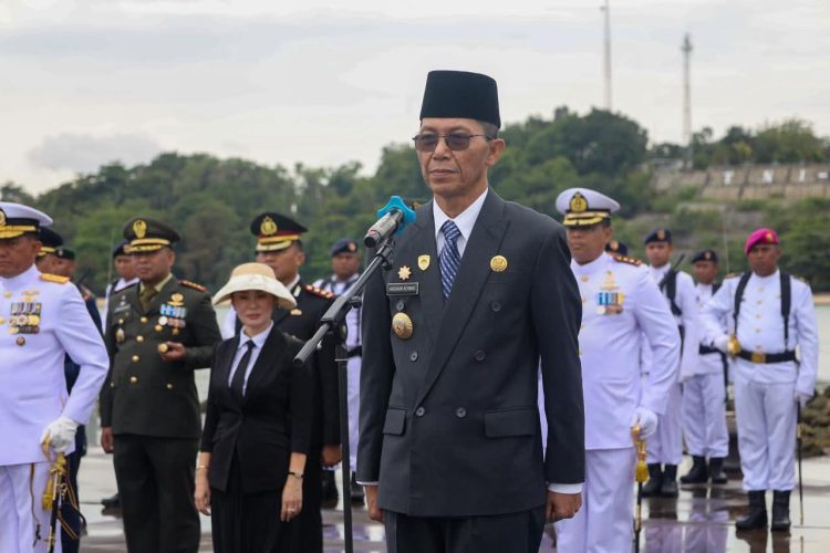 Upacara Bendera dan Tabur Bunga Peringatan Hari Pahlawan di Batam, Amsakar-Li Claudia Kobarkan Semangat Pahlawan